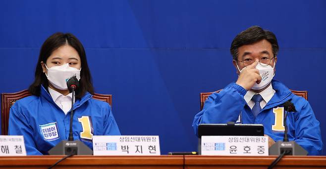 박지현(왼쪽), 윤호중 더불어민주당 상임선대위원장. /뉴스1