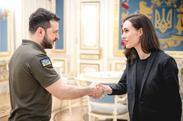 우크라이나를 깜짝 방문한 산나 마린 핀란드 총리(오른쪽)가 볼로디미르 젤렌스키 우크라이나 대통령과 26일(현지 시간) 수도 키이우에서 만나 악수를 나누고 있다. 키이우=AP 뉴시스