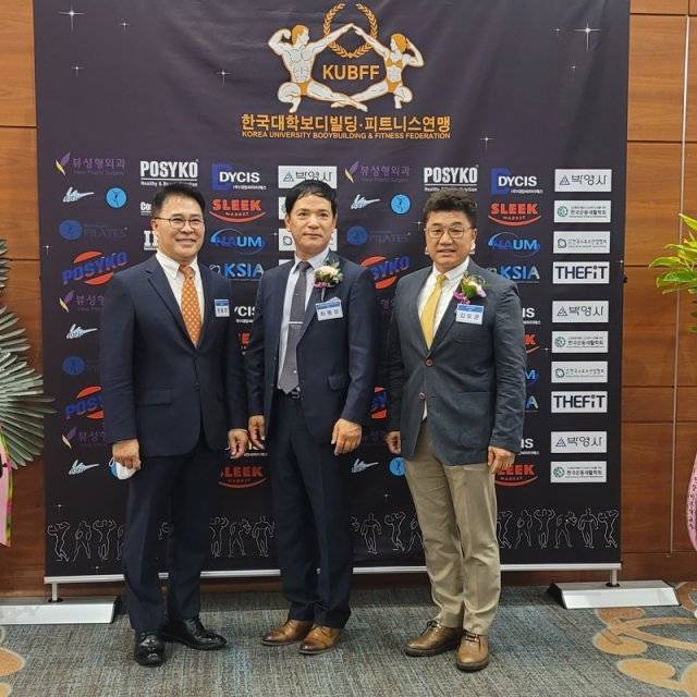창용창 한국대학보디빌딩피트니스연맹 수석부회장, 최동성 초대 대학연맹 회장, 김도균 한국체육학회 회장(왼쪽부터)이 5월27일 서울 더케이호텔에서 열린 대학연맹 창립식에서 포즈를 취했다. 한국대학보디빌딩피트니스연맹 제공.