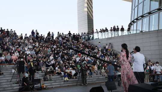 주말인 28일 용산 국립중앙박물관에서 시민들이 뮤지엄 콘서트를 관람하고 있다. 연합뉴스