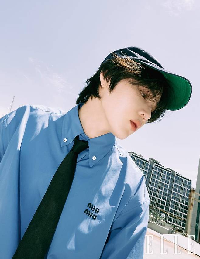 포플린 셔츠는 Miu Miu. 타이는 Prada. 캡은 Polo Ralph Lauren.