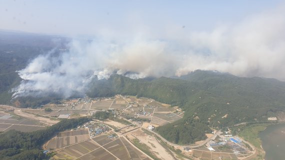 28일 낮 경북 울진군 근남면에서 발생한 산불이 심각 단계로 격상됐다. 특히 산림과 소방당국은 울진 산불이 밤사이 진화가 불가능해 질 것으로 보고 야간산불 대응체계에 들어갔다. 사진=경북소방안전본부 제공