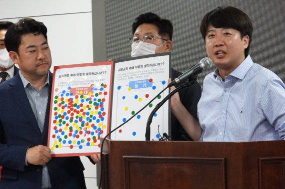 [제주=뉴시스] 양영전 기자 = 이준석 국민의힘 대표가 28일 오후 제주국제공항 1층 도착장에서 긴급 기자회견을 열고 더불어민주당 소속 인천 계양을 국회의원 보궐선거 후보이자 당 총괄선대위원장인 이재명 위원장의 '김포공항 이전' 관련 공약을 비판하고 있다. 2022.05.28. 0jeoni@newsis.com <저작권자ⓒ 공감언론 뉴시스통신사. 무단전재-재배포 금지.> /사진=뉴시스화상