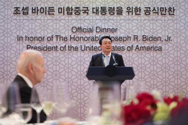 윤석열 대통령이 지난 21일 서울 용산구 국립중앙박물관에서 열린 조 바이든 미국 대통령 환영 만찬에서 만찬사를 하고 있다. 대통령실사진기자단