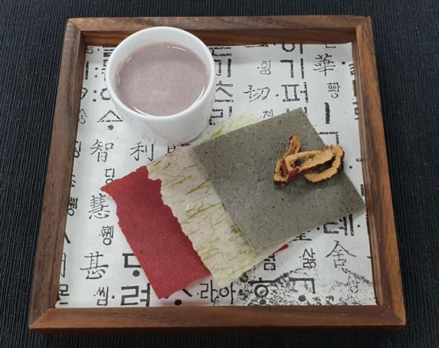 조 바이든 미국 대통령 환영 만찬 메뉴에 오른 식전 먹거리. 바삭한 식감을 살려 만든 한국 전통 수제 전병류(자색고구마, 단호박, 흑임자), 대추칩, 붉은 팥을 곱게 갈아 체에 내린 팥 음료가 놓였다. 대통령실 제공