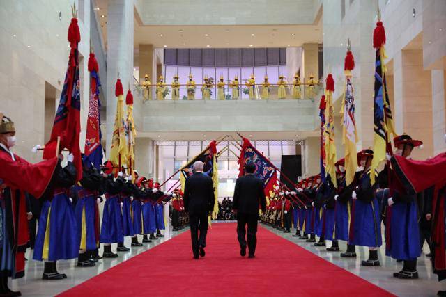 윤석열 대통령과 조 바이든 미국 대통령이 지난 21일 서울 용산구 국립중앙박물관에서 열린 한미 정상 환영 만찬에서 전통의장대의 도열을 받으며 입장하고 있다. 대통령실사진기자단