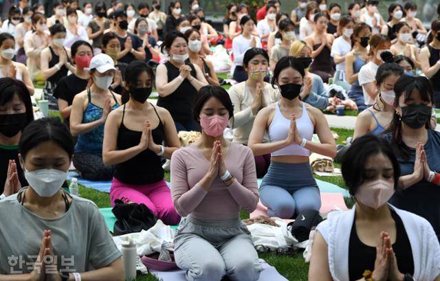 300여명의 요가인들이 바즈라사나에서 합장을 하며 우크라이나의 평화와 자유를 기원하고 있다.