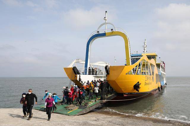 관광객과 주민들이 하루 두 차례 운항하는 도선에서 내리고 있다. ⓒ박준규