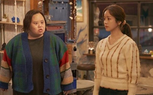 정은혜와 한지민이 연기 호흡을 맞추고 있다. tvN 토일드라마 '우리들의 블루스' 캡처