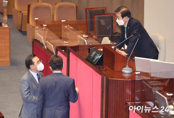 박병석 국회의장이 국민의힘 권성동 원내대표, 박홍근 더불어민주당 원내대표와 20일 오후 제397회국회(임시회) 제3차 본회의가 열린 서울 여의도 국회 본회의장에서 대화하고 있다. (공동취재사진) [사진=뉴시스]