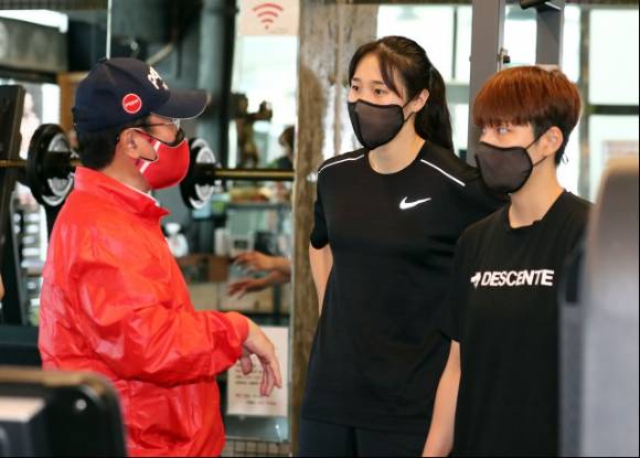 여자프로배구 페퍼저축은행 하혜진(가운데)아 속초 전지 훈련 중 28일 실시한 웨이트 트레이닝에 앞서 팀 동료 이현과 함께 김형실 감독의 얘기를 듣고 있다. [사진=발리볼코리아닷컴]