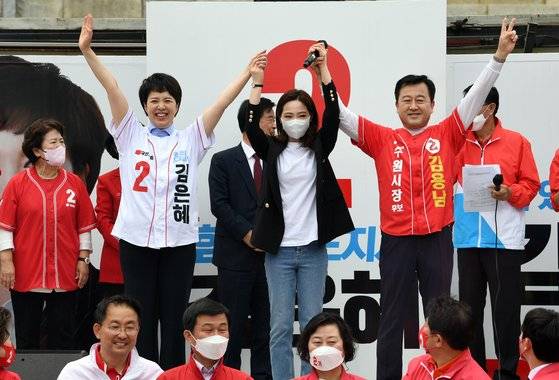 김은혜 국민의힘 경기도지사 후보가 19일 경기도 수원시 팔달문시장 앞에서 후보 출정식을 열고 차유람 선수, 수원시장 김용남 후보와 만세하고 있다. [국회사진기자단]