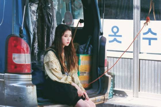 ‘브로커’에서 소영의 모습은 의상‧분장팀과 상의했다. 이지은은 “소영의 부스스한 긴머리는 우성을 낳기 전에 파마와 염색을 한 뒤 임신 중엔 못 해서 물이 빠져있고 관리가 안 된 상태란 설정”이라며 “진한 화장은 자기를 숨기려는 방어기재에서 시작됐다. 세차장에서 물을 맞고 화장이 지워지면서 상징적으로 세상밖에 한발짝 나오게 된다”고 설명했다. [사진 CJ ENM]