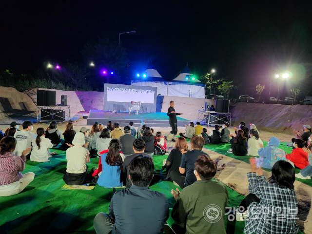 ▲ 춘천마임축제 도깨비 난장 첫째날 현장. 까칠한 도깨비 블랙클라운(김찬수마임컴퍼니)의 공연이 펼쳐지고 있다.