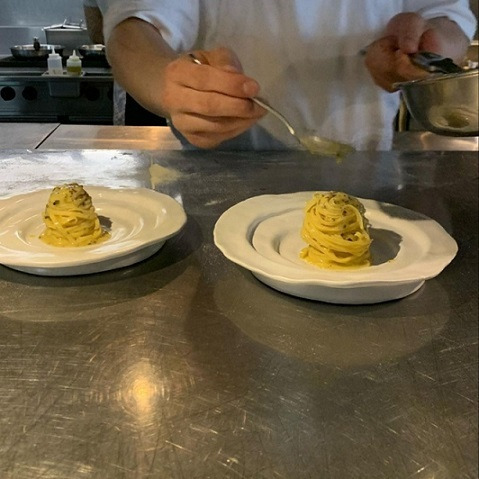 A chef pours oil-based sauce on pasta at Cement Hannam (Courtesy of Cho Soo-hyun)