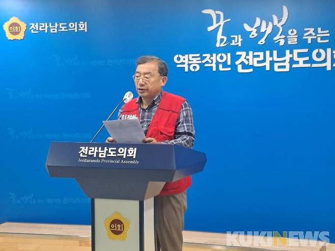 이정현 후보는 지난 27일 오전 전남도의회 브리핑룸에서 긴급 기자회견을 열고 “이번에 30% 이상 득표한다면 그것은 전남도민에 의한 선거혁명이고 정치 혁명”이라며 “전남사람들의 기대와 성원에 부응하기 위해 도지사에 낙선된다 하더라도 차기 대선에 도전해 전남의 새 희망이 되겠다”고 밝혔다.[사진=이정현 선거사무소]