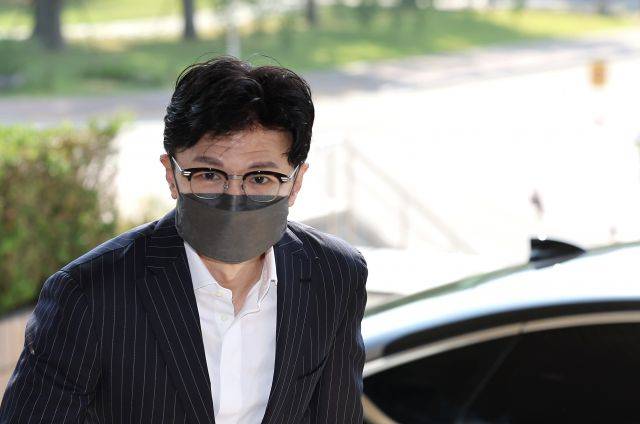 한동훈 법무부 장관이 지난 25일 오전 정부과천청사 법무부로 출근하고 있다. 연합뉴스