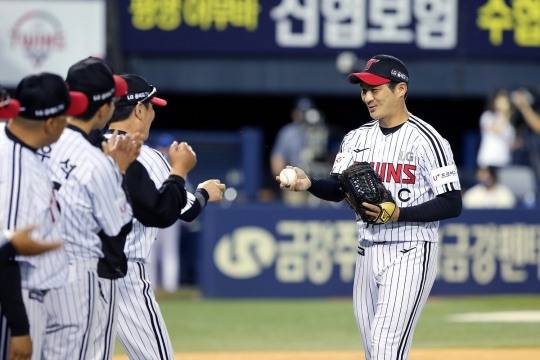 오지환이 100승 기념구를 류지현 감독에게 전달하고 있다.[LG 트윈스 제공]