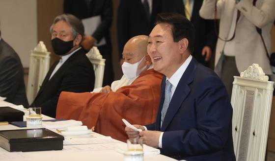 윤석열 대통령이 28일 용산 청사 접견실에서 열린 7대 종교지도자 오찬 간담회에서 참석자들과 환담을 나누고 있다. (대통령실사진기자단) /사진=뉴스1