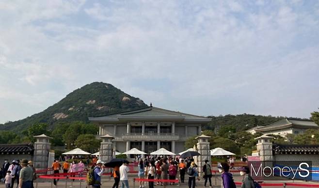 서울 종로구 효자동과 삼청동 사이에 위치한 청와대는 지난 10일 74년 만에 개방되며 국민들의 품에 안겼다. 청와대는 개방되자마자 주변에 활기를 불어넣으며 인근 길거리 상권을 살리고 있다. 사진은 지난 20일 청와대 건너편에서 바라본 청와대 본관과 청와대를 찾은 시민들의 모습. /사진=박정경 기자