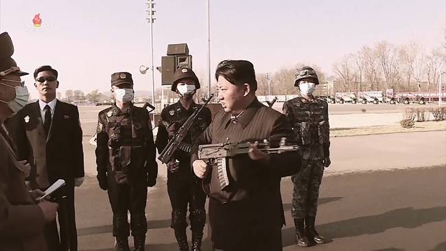 조선중앙TV가 27일 공개한 ‘조선의 존엄과 위용을 과시한 주체의 열병식’이라는 제목의 기록영화 장면. 4월 25일 열병식 준비과정이 담긴 이 영화에서 김정은 국무위원장이 장병들에게 소총 잡는 법을 가르치고 있다. 조선중앙TV화면·연합뉴스