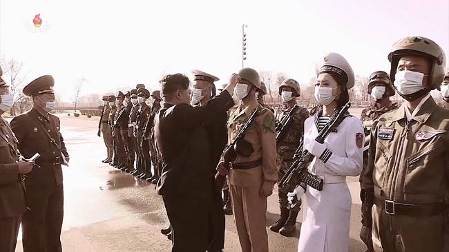 김정은 북한 국무위원장이 장병의 모자를 바로잡아주는 모습. 조선중앙TV화면·연합뉴스