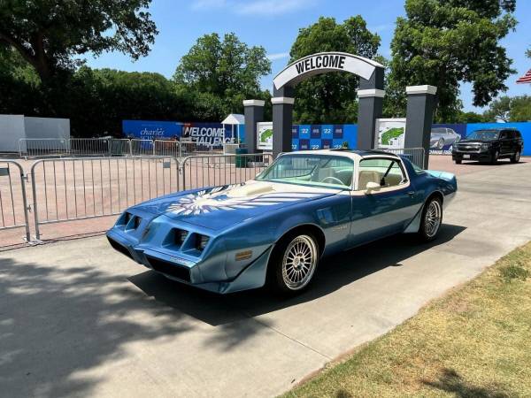 2021~2022 PGA투어 찰스슈와브챌린지 우승자에게 부상으로 주어질 1979년산 폰티액 파이어버드. 찰스슈와브챌린지 인스타그램 캡처