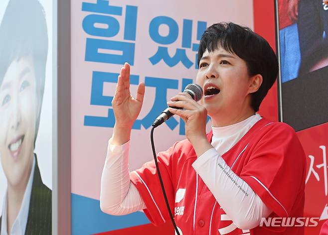 [안산=뉴시스] 김종택기자 = 김은혜 국민의힘 경기도지사 후보가 27일 경기도 안산시 선부동에서 유세를 하며 지지를 호소하고 있다. 2022.05.27. jtk@newsis.com