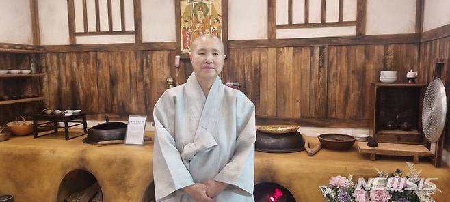 [서울=뉴시스] 신효령 기자 = 사찰음식문화센터 원장 선재스님이 지난 21일 서울 종로구 한국사찰음식문화체험관에서 뉴시스와 인터뷰한 후 포즈를 취하고 있다. 2022.05.27. photo@newsis.com *재판매 및 DB 금지