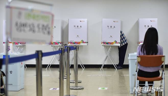 [대구=뉴시스] 이무열 기자 = 제8회 전국동시지방선거 사전투표 첫날인 27일 오전 대구 달서구 도원동 행정복지센터에 마련된 사전투표소에서 유권자가 투표를 하고 있다. 2022.05.27. lmy@newsis.com