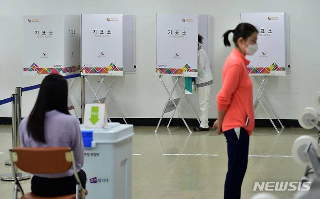 [대구=뉴시스] 이무열 기자 = 제8회 전국동시지방선거 사전투표 첫날인 27일 오전 대구 달서구 도원동 행정복지센터에 마련된 사전투표소에서 유권자들이 투표를 하고 있다. 2022.05.27. lmy@newsis.com