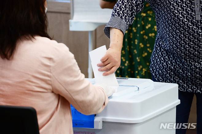 [양산=뉴시스] 차용현 기자 = 제8회 전국동시지방선거 사전투표 일인 27일 오전 경남 양산시 하북면 주민자치센터에 마련된 하북면사전투표소에서 시민들이 투표를 하고 있다. 2022.05.27. con@newsis.com