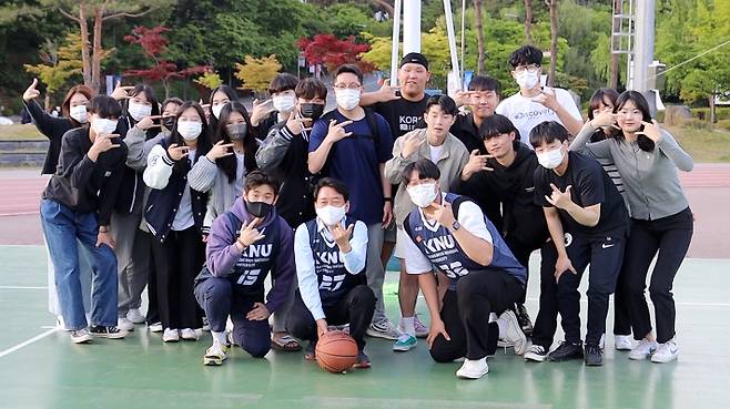 대학생들과 간담회를 마치고 기념 촬영을 하고 있는 이광재 더불어민주당 강원도지사 후보. 이광재 후보 제공