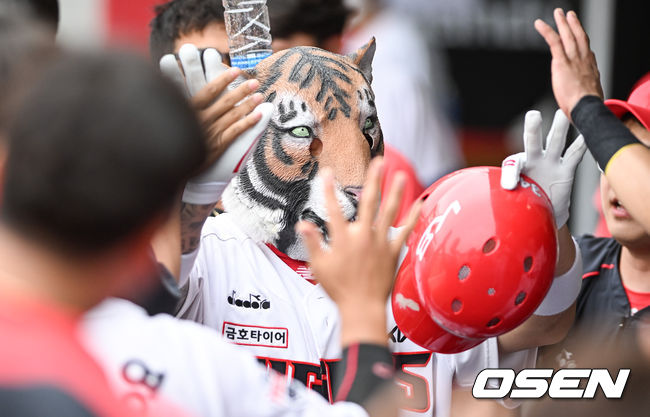 [OSEN=광주,박준형 기자] 28일 오후 광주기아챔피언스필드에서 ‘2022 신한은행 SOL KBO리그’ KIA 타이거즈와 SSG 랜더스의 경기가 진행됐다.4회말 1사 KIA 최형우가 솔로홈런을 날리고 호랑이 탈을 쓰고 동료들의 축하를 받고 있다. 2022.05.28 / soul1014@osen.co.kr