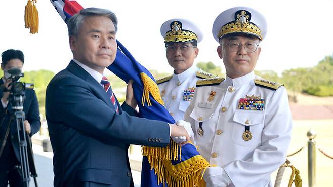 이종섭 장관으로부터 해군기를 받는 이종호 해군참모총장