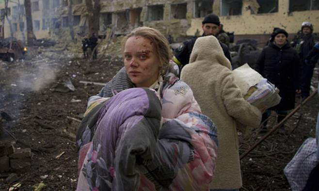지난 3월 러시아군의 공격을 받은 우크라이나 남부도시 마리우폴의 산부인과에서 임산부 마리안나 브셰미르스키(29)가 대피하고 있다. 마리우폴=AP연합뉴스
