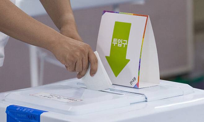 한 유권자가 투표를 하고 있다. 뉴스1