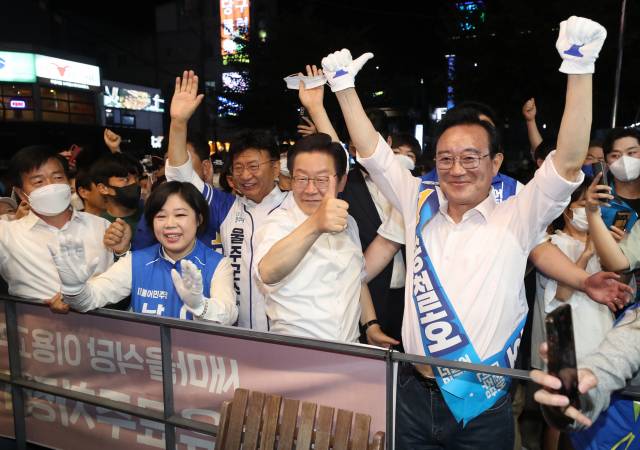 송철호 더불어민주당 울산시장 후보 등 6·1 지방선거 나서는 울산지역 후보들이 지난 22일 오후 울산시 남구 삼산동 거리에서 이재명 총괄선대위원장의 유세 지원을 받고 있다. / 연합뉴스