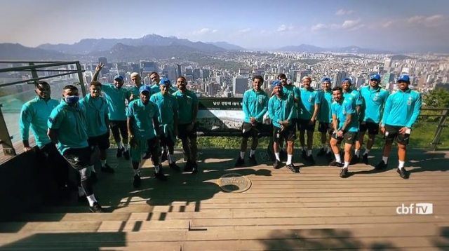 서울 남산타워에서 단체사진을 찍고 있는 브라질 축구 대표팀. /브라질축구협회 트위터 캡처