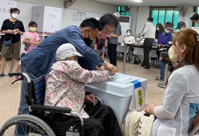 6·1 지방선거 사전투표 마지막날인 28일 광주 북구 문흥1동 사전투표소에서 광주 최고령 유권자인 박명순(118) 할머니가 투표를 하고 있다. 연합뉴스