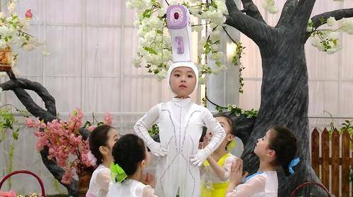 '체온측정·손소독 잘지키자요' 北 어린이 방역교육 무용 (서울=연합뉴스) 북한 조선중앙TV가 코로나19 확산 국면에서 어린이들을 대상으로 방역교육 고삐를 바짝 죄고 있다. 사진은 평양 대성구역 룡흥2유치원 원생들이 '잘지키자요'라는 주제로 방역지침 준수를 강조하는 무용공연을 펼치는 모습.  [조선중앙TV 화면] 2022.05.28 [국내에서만 사용가능. 재배포 금지. For Use Only in the Republic of Korea. No Redistribution]
    nkphoto@yna.co.kr