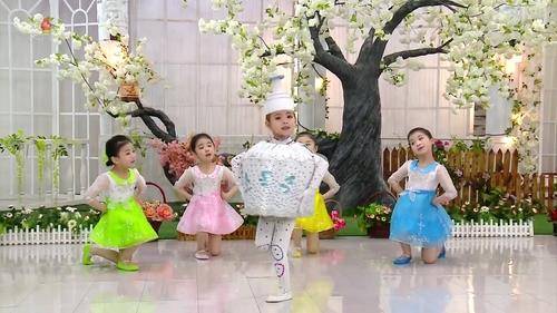 체온측정·손소독 잘지키자요' 北 어린이 방역교육 무용 (서울=연합뉴스) 북한 조선중앙TV가 코로나19 확산 국면에서 어린이들을 대상으로 방역교육 고삐를 바짝 죄고 있다. 사진은 평양 대성구역 룡흥2유치원 원생들이 '잘지키자요'라는 주제로 방역지침 준수를 강조하는 무용공연을 펼치는 모습.  [조선중앙TV 화면] 2022.05.28 [국내에서만 사용가능. 재배포 금지. For Use Only in the Republic of Korea. No Redistribution]
    nkphoto@yna.co.kr