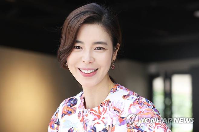 김규리, 아름다운 미소 (서울=연합뉴스) 강민지 기자 = 드라마 '그린마더스클럽'에 출연한 배우 김규리가 지난 26일 서울 종로구 재동의 한 카페에서 인터뷰에 앞서 포즈 취하고 있다. 2022.5.27 mjkang@yna.co.kr