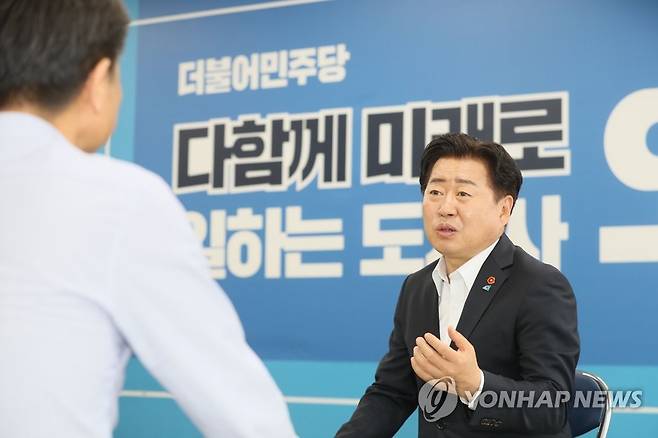 인터뷰하는 오영훈 제주지사 후보 (제주=연합뉴스) 박지호 기자 = 오영훈 제주지사 후보가 지난 23일 제주시 연동에 위치한 자신의 선거캠프에서 인터뷰하고 있다. 2022.5.25 bjc@yna.co.kr