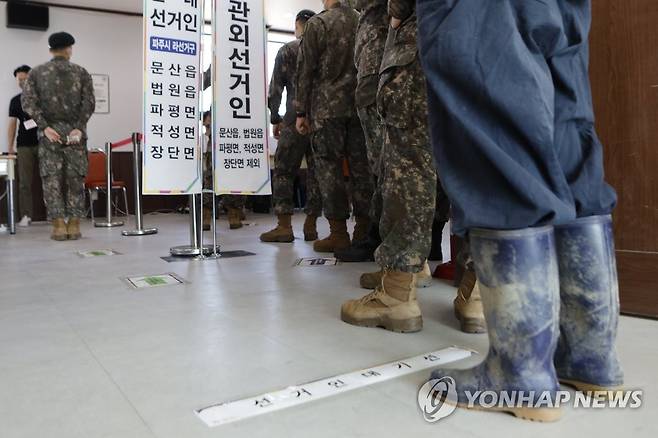 민통선 민주주의 (파주=연합뉴스) 임병식 기자 = 제8회 전국동시지방선거 사전투표 첫날인 27일 오전 경기도 파주시 민간인통제선 내 통일촌 사전투표소에서 육군 1사단 수색대대 장병과 농민이 투표를 위해 대기하고 있다. 2022.5.27 andphotodo@yna.co.kr