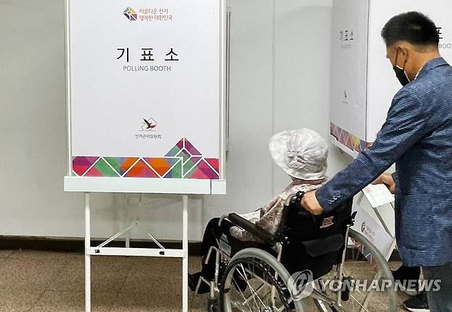 광주 최고령 118세 할머니도 사전투표 (광주=연합뉴스) 6·1 지방선거 사전투표 마지막날인 28일 오전 광주 북구 문흥1동 사전투표소에서 광주 최고령 유권자인 박명순(118) 할머니가 투표를 하고 있다. 2022.5.28 [광주 북구 제공. 재판매 및 DB 금지] iny@yna.co.kr
