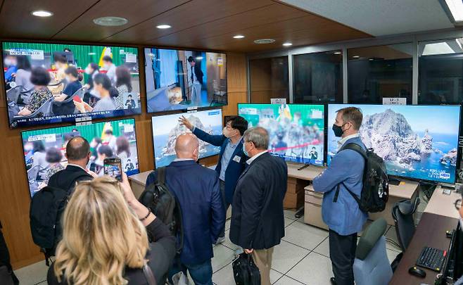 SKT는 KBS, 캐스트닷에라와 협력해 세계 최초로 5G MEC 기술을 활용한 지상파 방송 송출 시연에 성공했다고 밝혔다. 3사 관계자들이 MEC 기반의 가상화 플랫폼을 통해 지상파 방송 송출을 시연하고 있는 모습