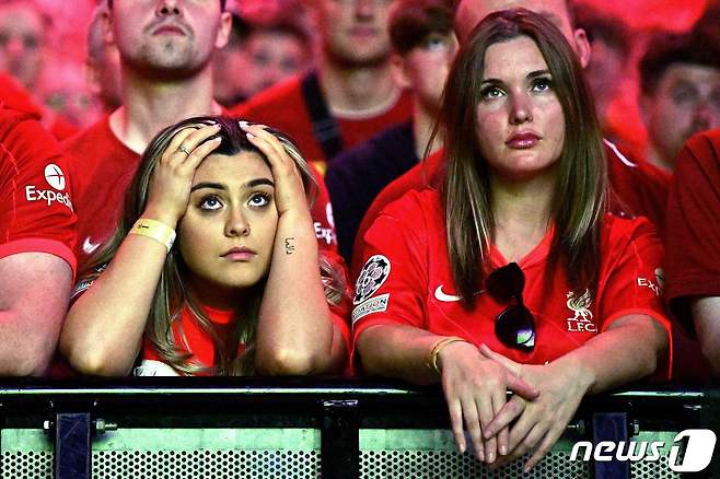 리버풀을 응원하는 팬들의 모습 © AFP=뉴스1