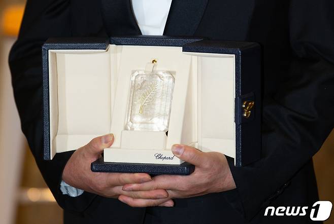 박찬욱 감독이 28일(현지시간) 프랑스 칸 팔레 데 페스티벌(Palais des Festivals)에서 열린 '제75회 칸 국제영화제' 폐막식에 참석해 감독상 트로피와 함께 포즈를 취하고 있다. 2022.5.29/뉴스1 © News1 이준성 프리랜서기자