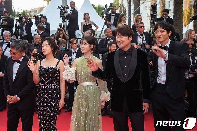 28일(현지시간) 프랑스 칸 팔레 데 페스티벌(Palais des Festivals) 뤼미에르 대극장에서 열린 '제75회 칸 국제영화제' 폐막식에서 영화 '브로커'의 감독과 출연 배우들이 레드카펫을 지나며 취재진을 향해 인사하고 있다. 왼쪽부터 고레에다 히로카즈 감독, 배우 이주영, 이지은, 송강호, 강동원. 2022.5.29/뉴스1 © News1 이준성 프리랜서기자